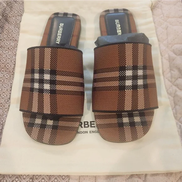 New With Box Burberry Wilma Sandals - Picture 7 of 9
